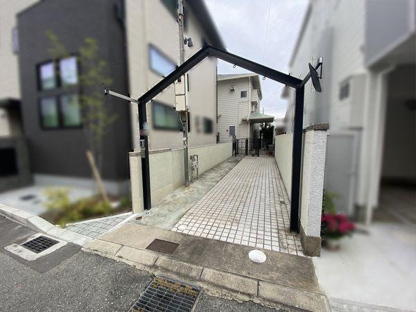 門扉に続く路地状通路