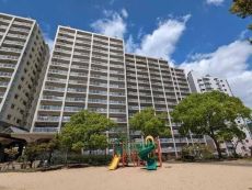 参番館のバルコニー前面には公園が位置し、外遊びへ出かけやすい環境です。子育て世帯にもおすすめです。