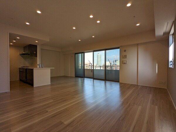 地上14階建の13階部分に位置し、眺望良好です。掃き出し窓からバルコニーに出入りが可能です。
