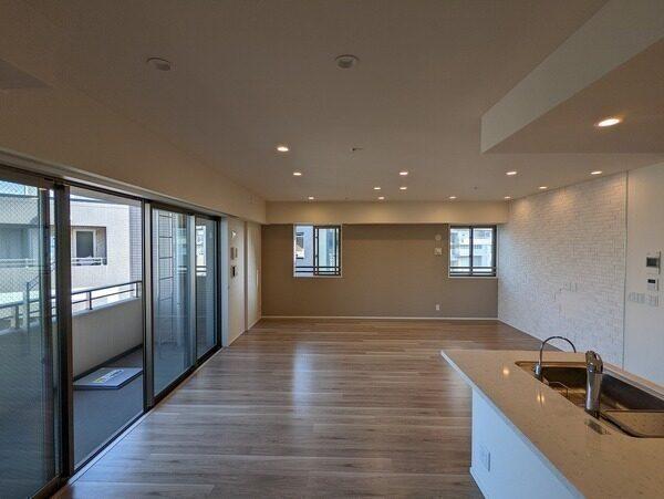 角住戸につき通風良好。南東・南西に開口部がある明るいお部屋です。午後からも暖かな陽光が入ります。