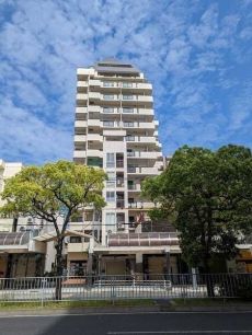 全73戸（内店舗1）14階建てのマンション