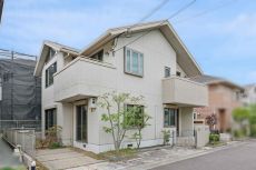 前面道路は幅員約6mあり、お車の出入りがスムーズ。平坦な地勢のため、徒歩での移動もしやすいです。