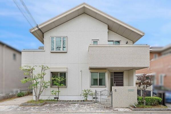 阪急今津線「逆瀬川」駅徒歩7分。積水ハウス施工の軽量鉄骨造です。駐車2台分可能(車種制限有り)。