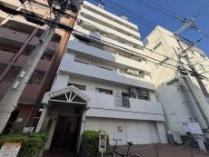 地下鉄西神・山手線「湊川公園」駅まで徒歩1分の利便性の高い立地。地上11階建の6階部分です。