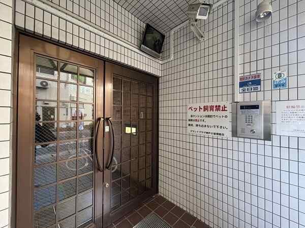 オートロックやモニター付きインターホン、防犯カメラが採用され、セキュリティに配慮されています。