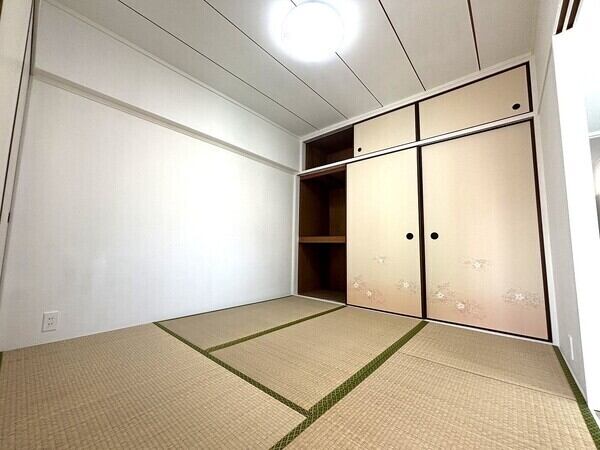 和室約4.5帖には収納力のある押入がございます。和室約6帖との一体利用で広々空間としても利用可能。