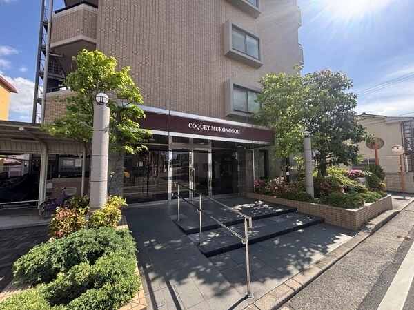 LDKは約11.7帖。家族とのコミュニケーションが生まれやすい、対面式のキッチンが採用されています。