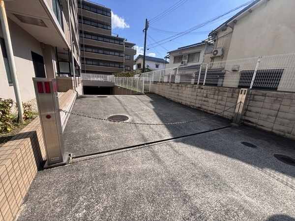 敷地内の駐車場(分譲駐車場のみ)の様子です。詳細につきましては、お気軽にお問い合わせください。