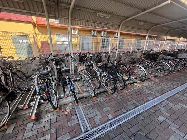 屋根付きの駐輪場が設けられています。自転車を利用でき、ちょっとした移動が快適になりそうです。