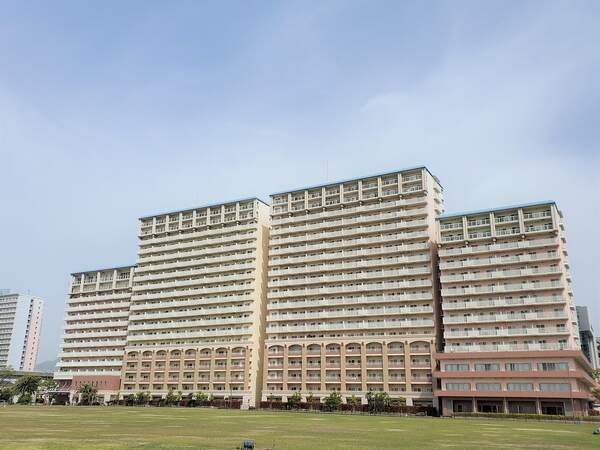 全住戸南向き　マンション前方は芝生広場で眺望・陽当たり良好