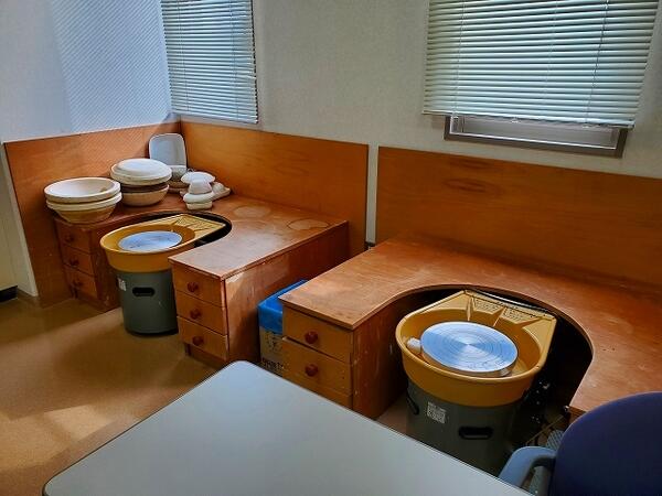 工芸室では陶芸や油絵、水彩など色んなご趣味を楽しめる設備が整っています