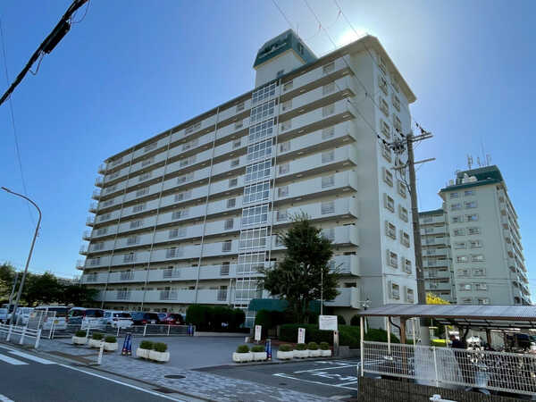 地上11階建て・総戸数97戸のマンションです。南東角住戸につき、陽光がたっぷりと注ぎ込みます。