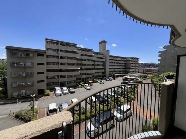 陽当たり・通風良好な南東向き住戸。晴れた日には爽快な青空が広がり、洗濯物もよく乾きそうです。