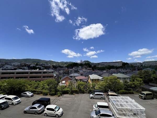 2面に備わったバルコニーに全居室が面する、開放感のある設計です。それぞれ異なる景色が楽しめます。