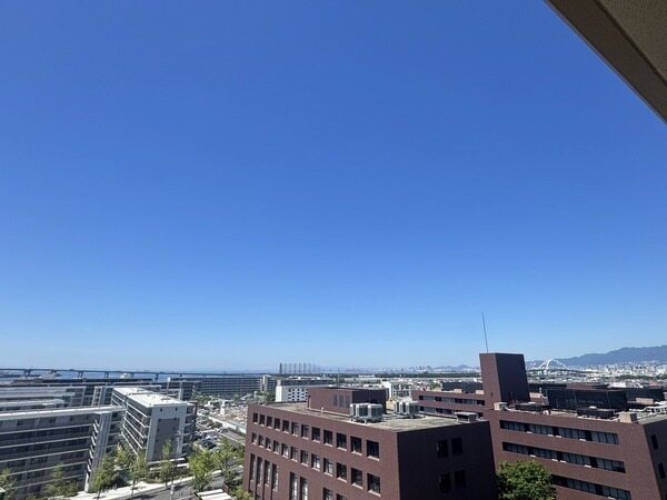 地上15階建10階部分、陽当たり・眺望・通風良好な南西向き住戸。バルコニーはスロップシンク付きです。