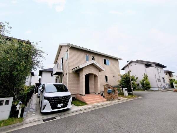 2017年7月築、積水ハウス施工。開放的な角地に佇む、軽量鉄骨造・瓦葺(太陽光パネル搭載)の2階建。