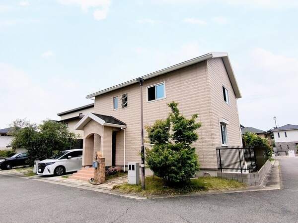 芦屋の閑静な住宅街に位置しています。ご家族とゆったりと落ち着いて暮らすことができそうです。