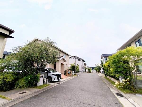 北側の前面道路の幅員は約6.2mとゆとりがあるので、車の出し入れやすれ違いがスムーズに行えます。