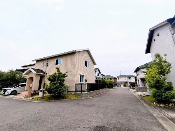 西側の前面道路の幅員は約6.3mとゆったりとしています。光を取り入れやすい角地に建てられています。