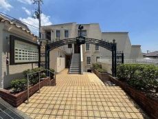 清水建設施工。住戸はエントランス階につき、玄関までの段差は4段ほどです。荷物が多い際もスムーズです。