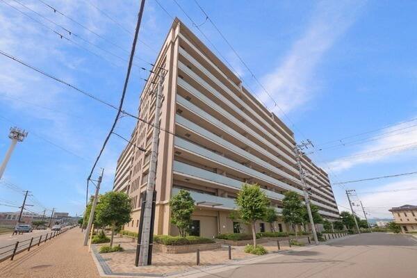5階部分に位置する南東向き住戸。物件周辺には買い物施設が充実しており、快適に暮らせる住環境です。