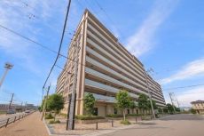 5階部分に位置する南東向き住戸。物件周辺には買い物施設が充実しており、快適に暮らせる住環境です。