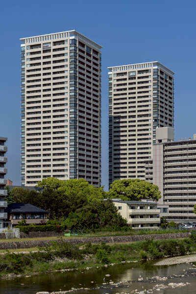 阪急今津線「宝塚南口」駅徒歩9分。内廊下設計やフロントサービスがあり、ホテルライクな生活が叶います。
