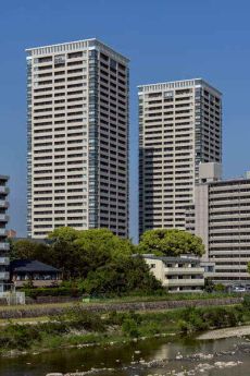 阪急今津線「宝塚南口」駅徒歩9分。内廊下設計やフロントサービスがあり、ホテルライクな生活が叶います。