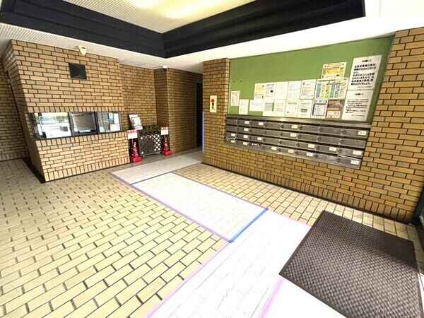 オートロックやモニタ付きインターホンが採用されているマンションです。防犯面に配慮されています。