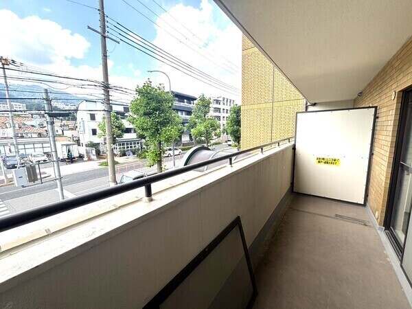 北・南側それぞれにバルコニーがございます。全居室がバルコニーに面し、換気がスムーズに行えそうです。
