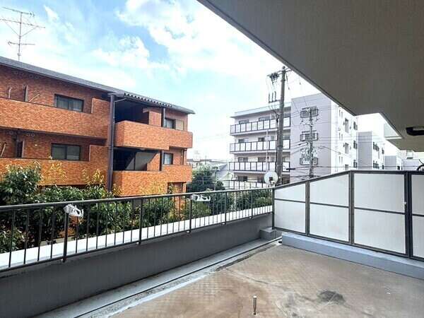 住戸は8階建てマンションの2階部分。ぜひ現地にて、実際の広さや陽当り、通風などをご確認ください。