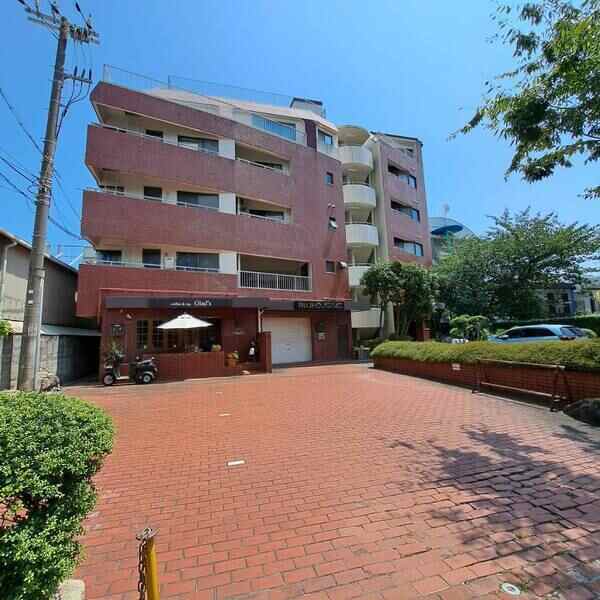 地上6階建ての5階部分、南東向きにつき陽当り・通風良好。ペットの飼育が可能です(規約細則有)。