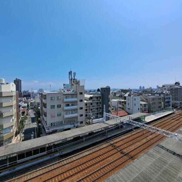 阪急神戸線「六甲」駅まで徒歩2分、JR東海道本線「六甲道」駅まで徒歩12分のアクセス良好な立地です。