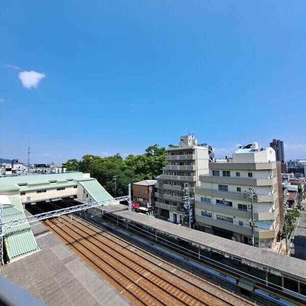 天気の良い日は気持ちの良い青空が楽しめそうです。ぜひ現地で実際の陽当り状況や眺望をお確かめください。