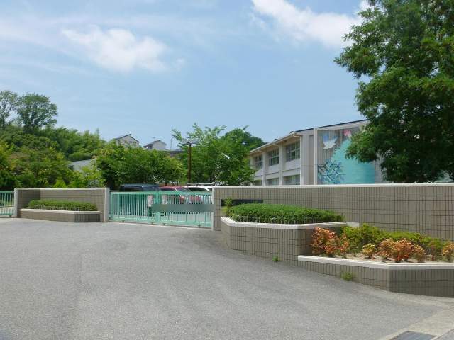 緑が丘東小学校 550m 写真撮影日：2026-07-11