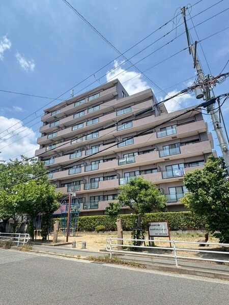 阪急今津線「小林」駅まで徒歩8分。地上9階建の7階に位置する南東角住戸。陽当り・通風・眺望良好です。
