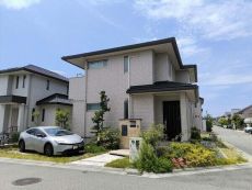2019年1月築、パナソニックホームズ施工。東・北・西の三方角地に佇む、軽量鉄骨造2階建て住宅。