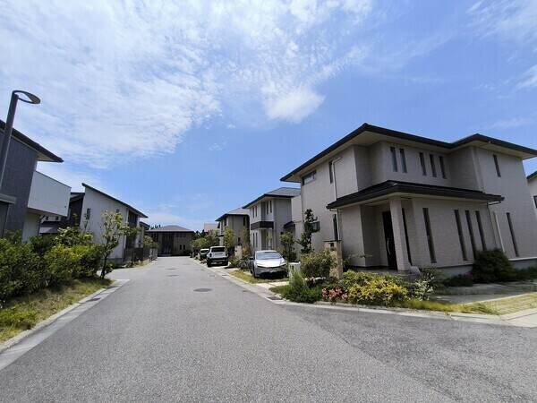 キッチンは開放的なアイランドキッチン。約8帖のゆとりあるキッチンスペースが確保されています。