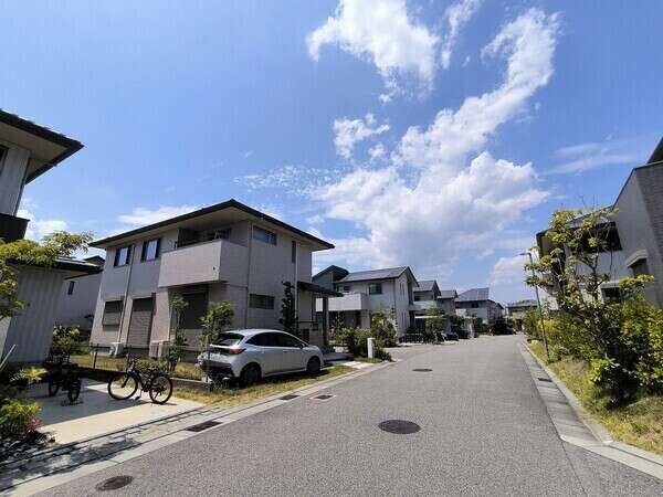 周辺は第一種低層住居専用地域内の住宅地。穏やかで落ち着いた暮らしが叶いそうなロケーションです。