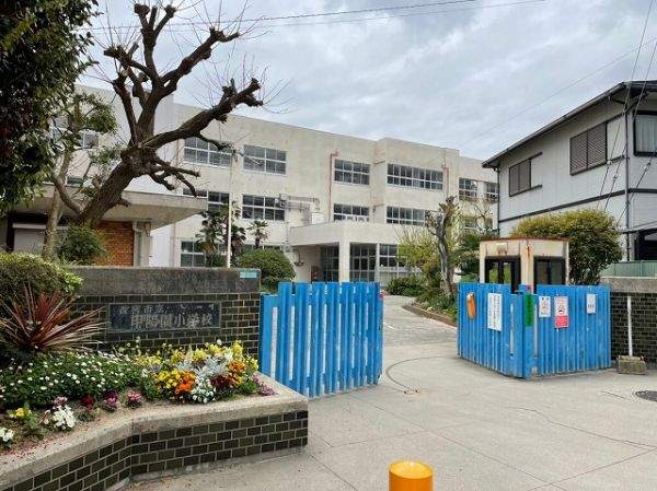 西宮市立甲陽園小学校 450m 写真撮影日：2026-08-09