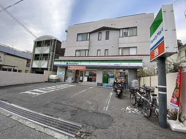 ファミリーマート 甲陽園駅前店 250m 写真撮影日：2026-08-09