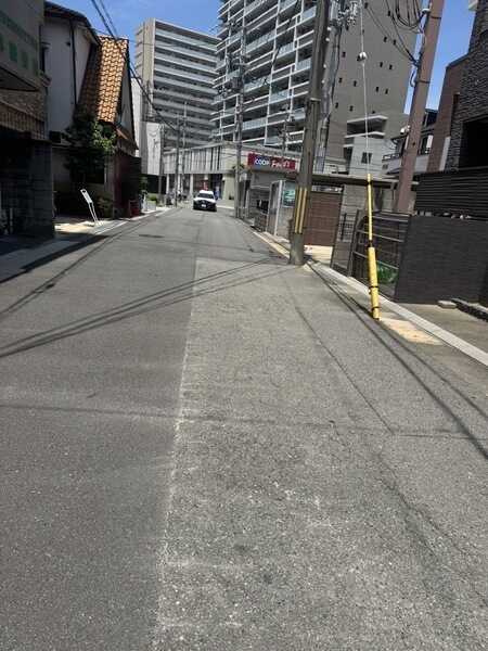 前面道路は幅員約6m。車同士のすれ違いがスムーズに行える道幅です。アスファルト舗装されています。