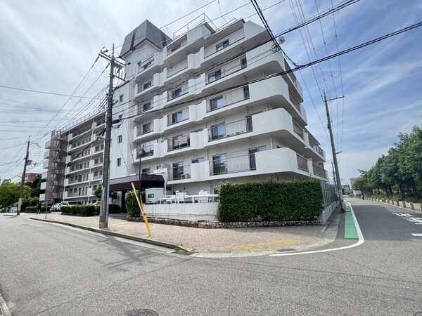 RC造7階建・総戸数76戸のマンションです。阪急神戸線「西宮北口」駅徒歩11分のため、利便性良好。