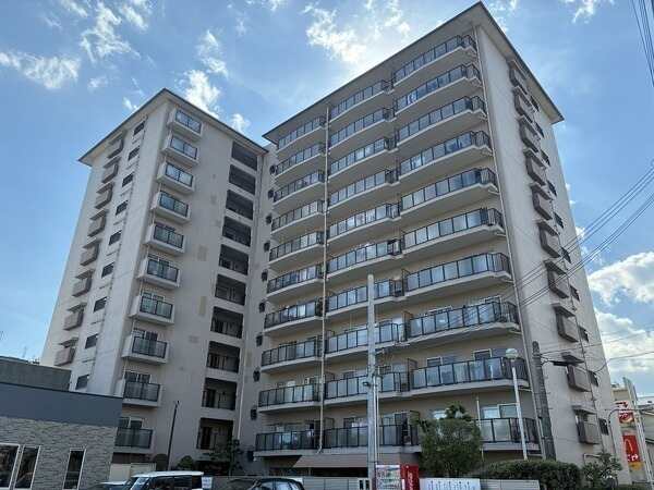阪神本線「西宮」駅まで徒歩15分の立地。SRC造地上11階建、総戸数85戸のマンションです。