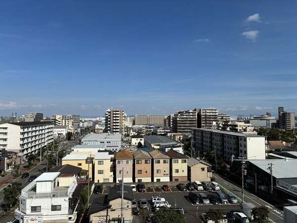 バルコニーからの眺望です。高い建物が近接しておらず、眺望良好。晴れた日には広い青空が望めます。