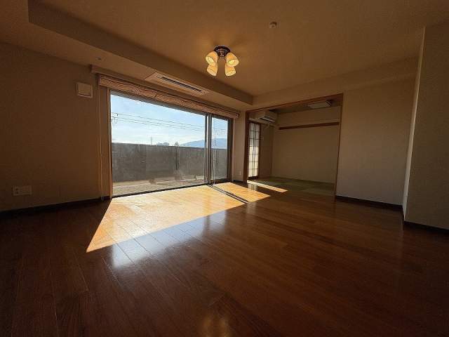 リビング  写真撮影日：2026-10-02