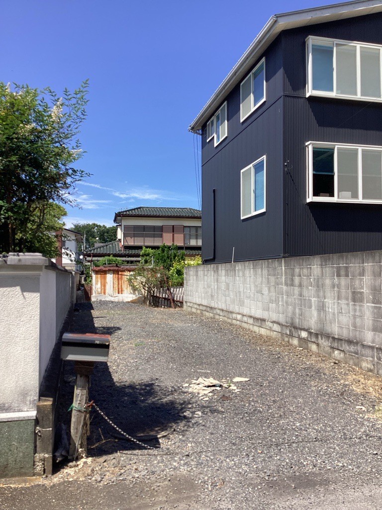 現地前面道路側（2024年6月撮影）