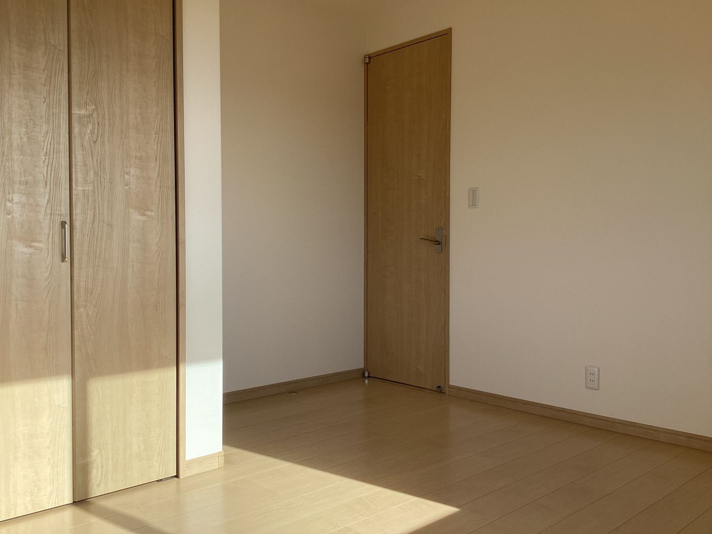 南側約7帖の洋室