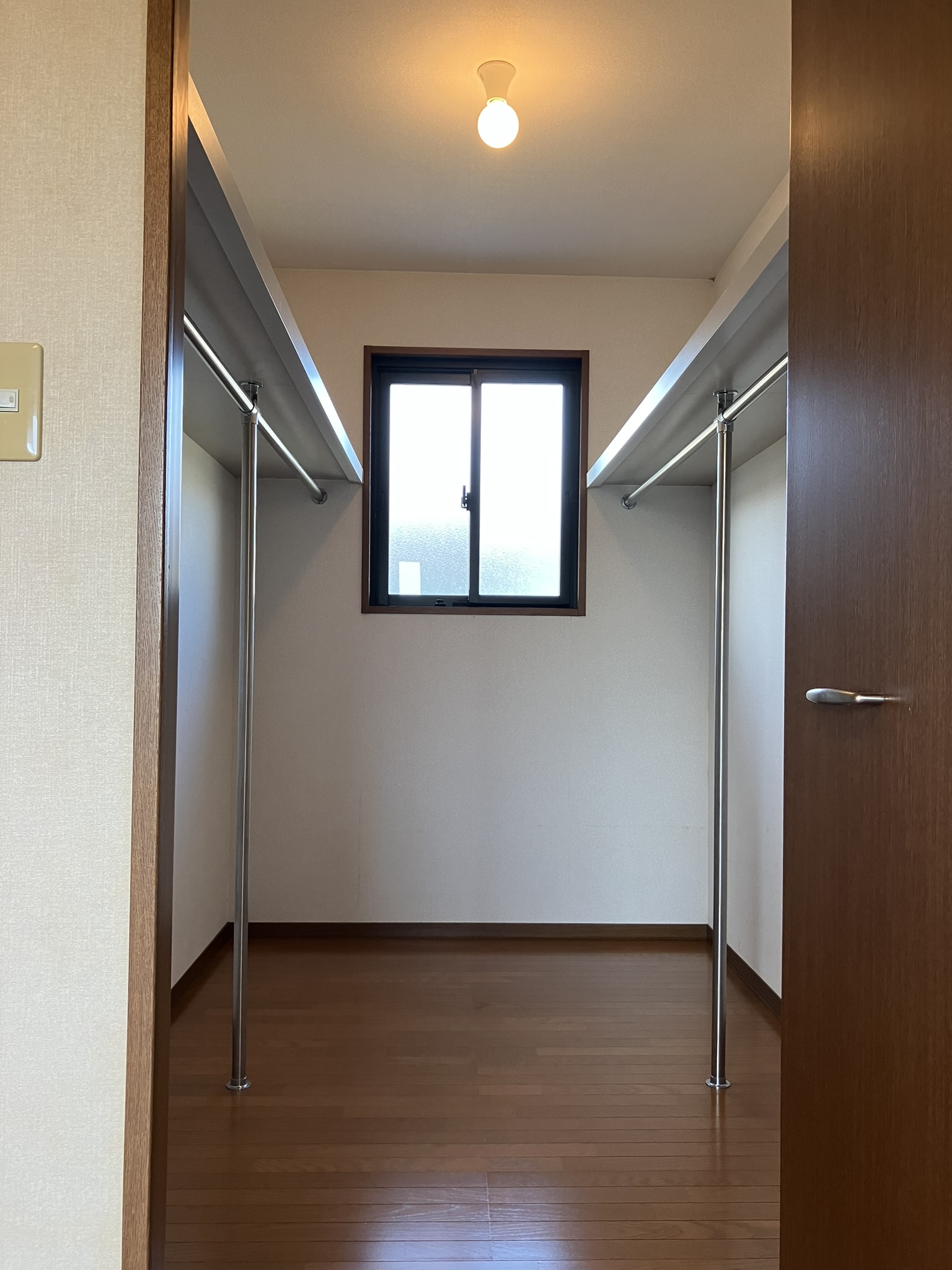 ウォークインクローゼット 写真撮影日：6/1/25, 12:00 AM