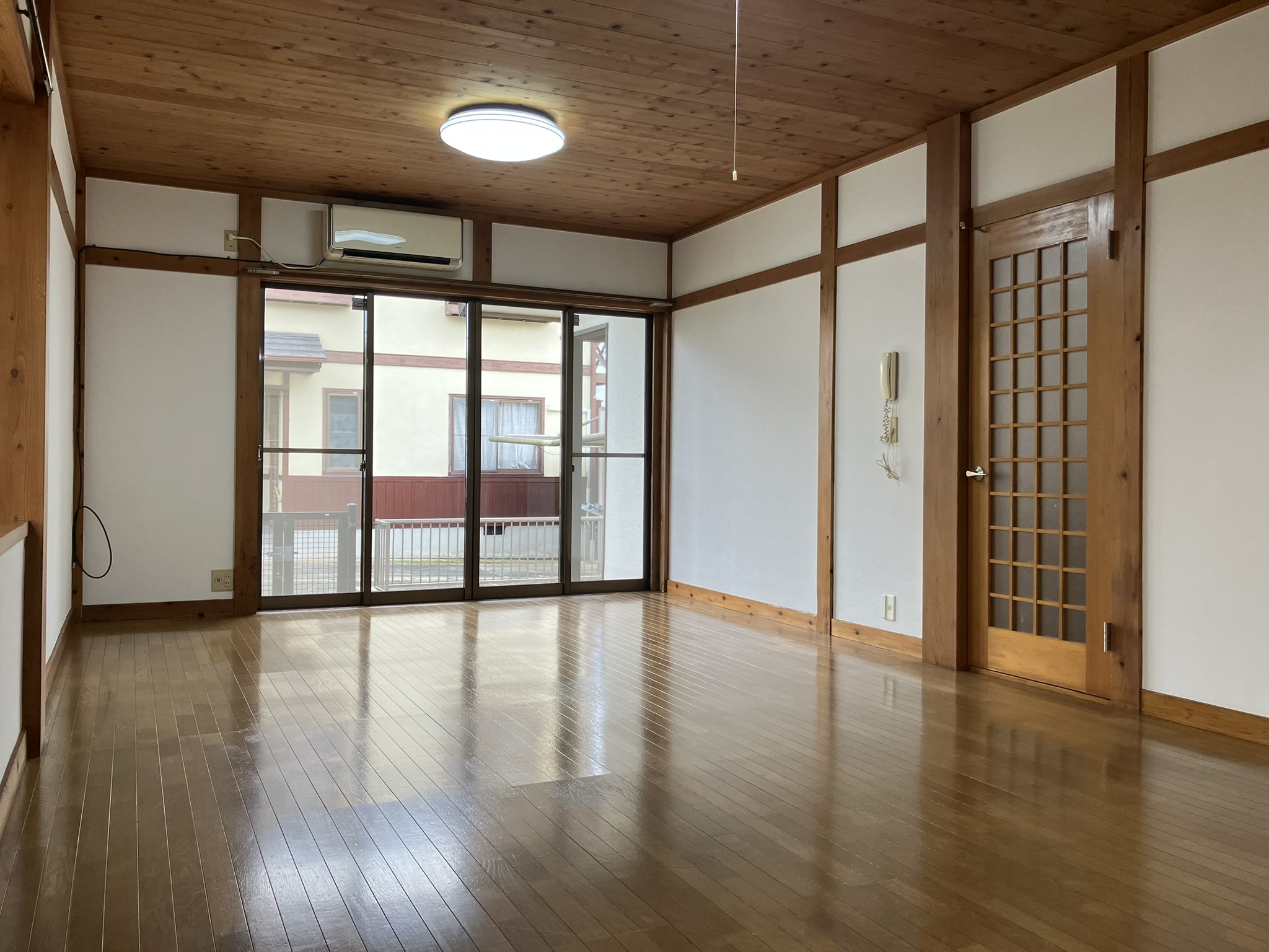 リビング 写真撮影日：10/24/25, 12:00 AM